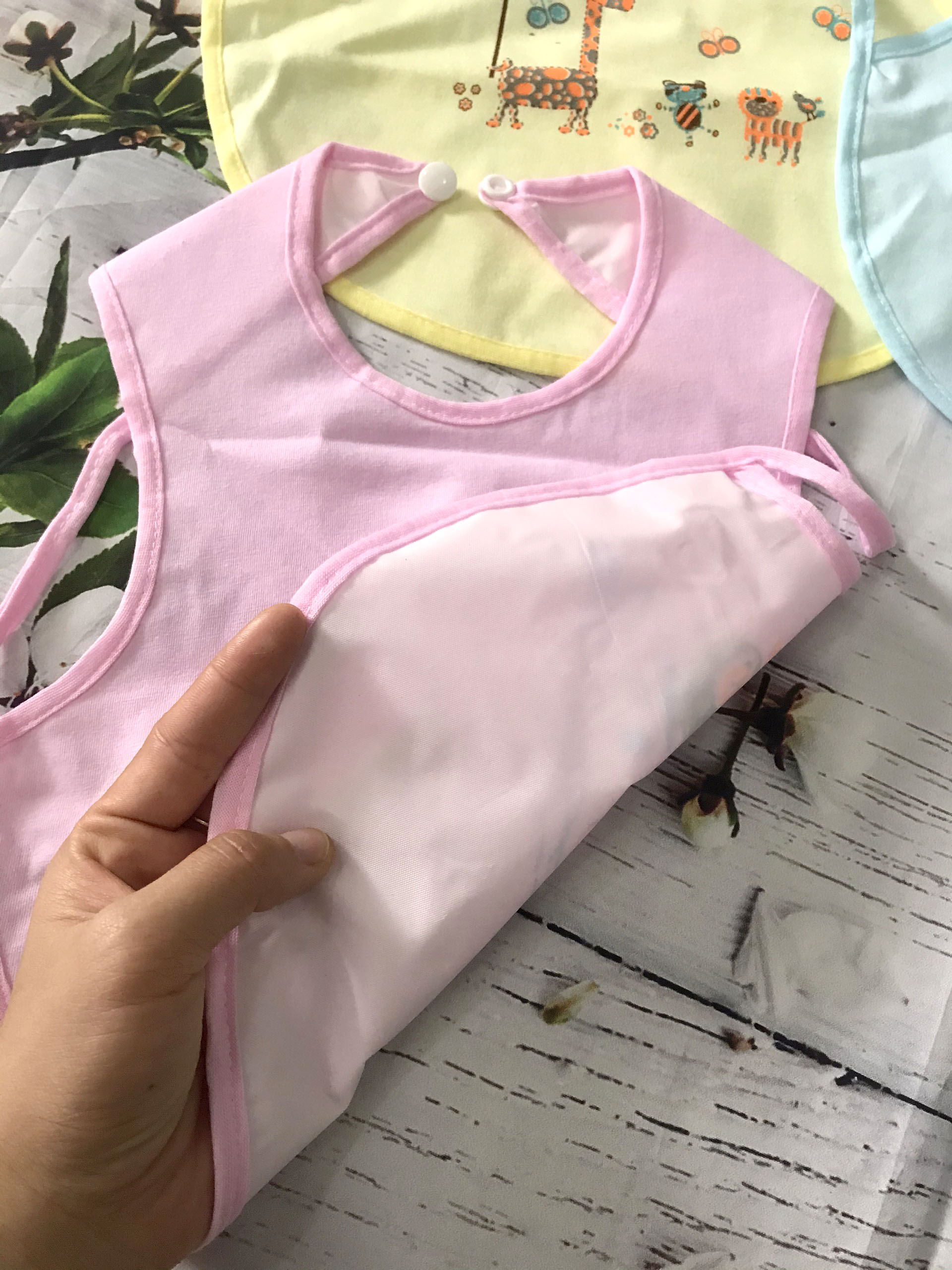 Yếm ăn dặm xỏ tay cho bé có cúc bấm