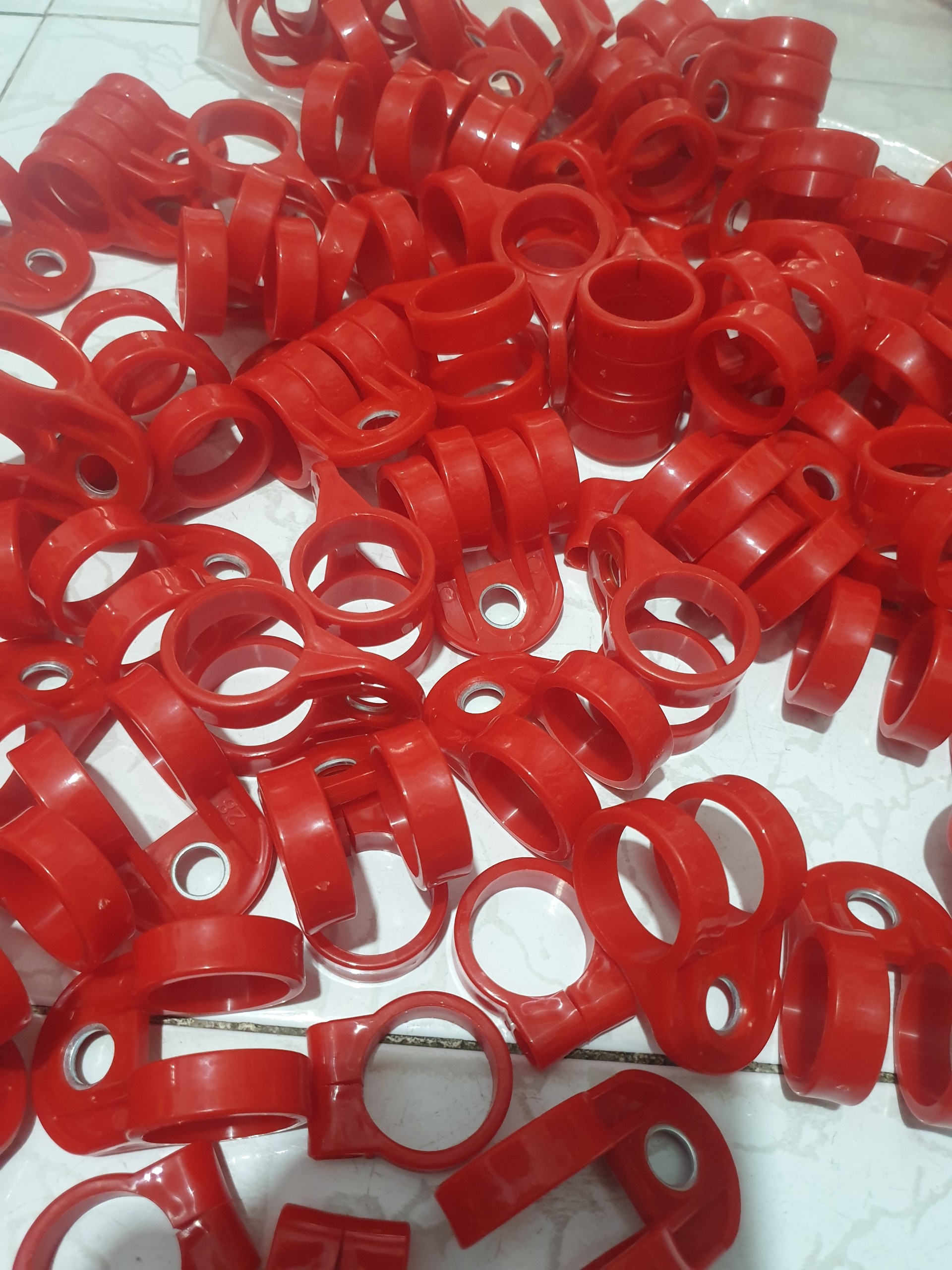 (2 CÁI- NHỰA) MÓC DÂY ĐEO MÁY CẮT CỎ. phi 28mm - 26mm