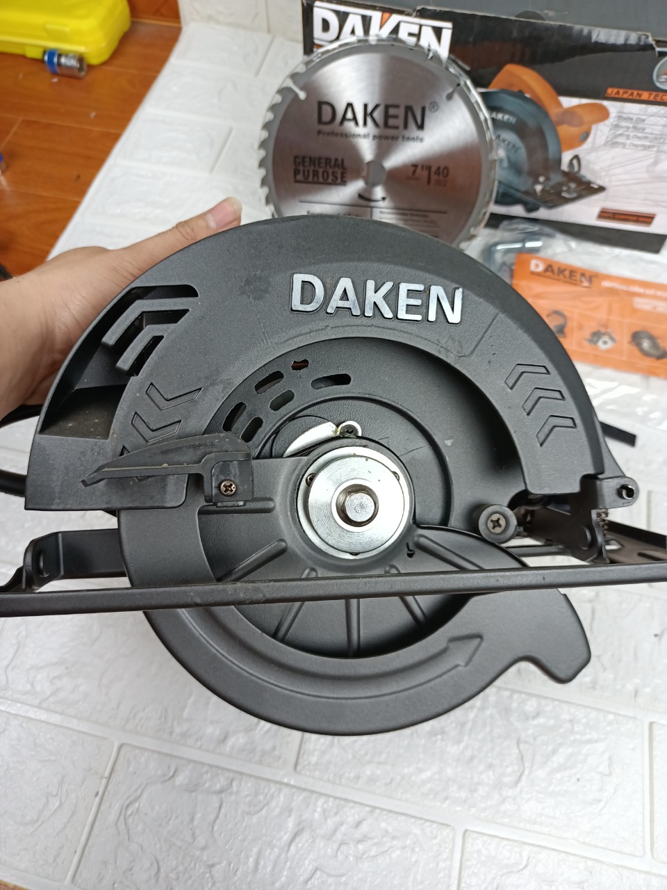 Máy Cưa Gỗ Cầm Tay DAKEN D185 (Tặng Kèm 1 Lưỡi 185 )
