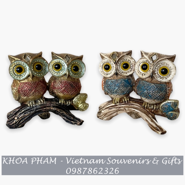 Bộ đôi chim cú mèo đậu cành cây cao thấp
