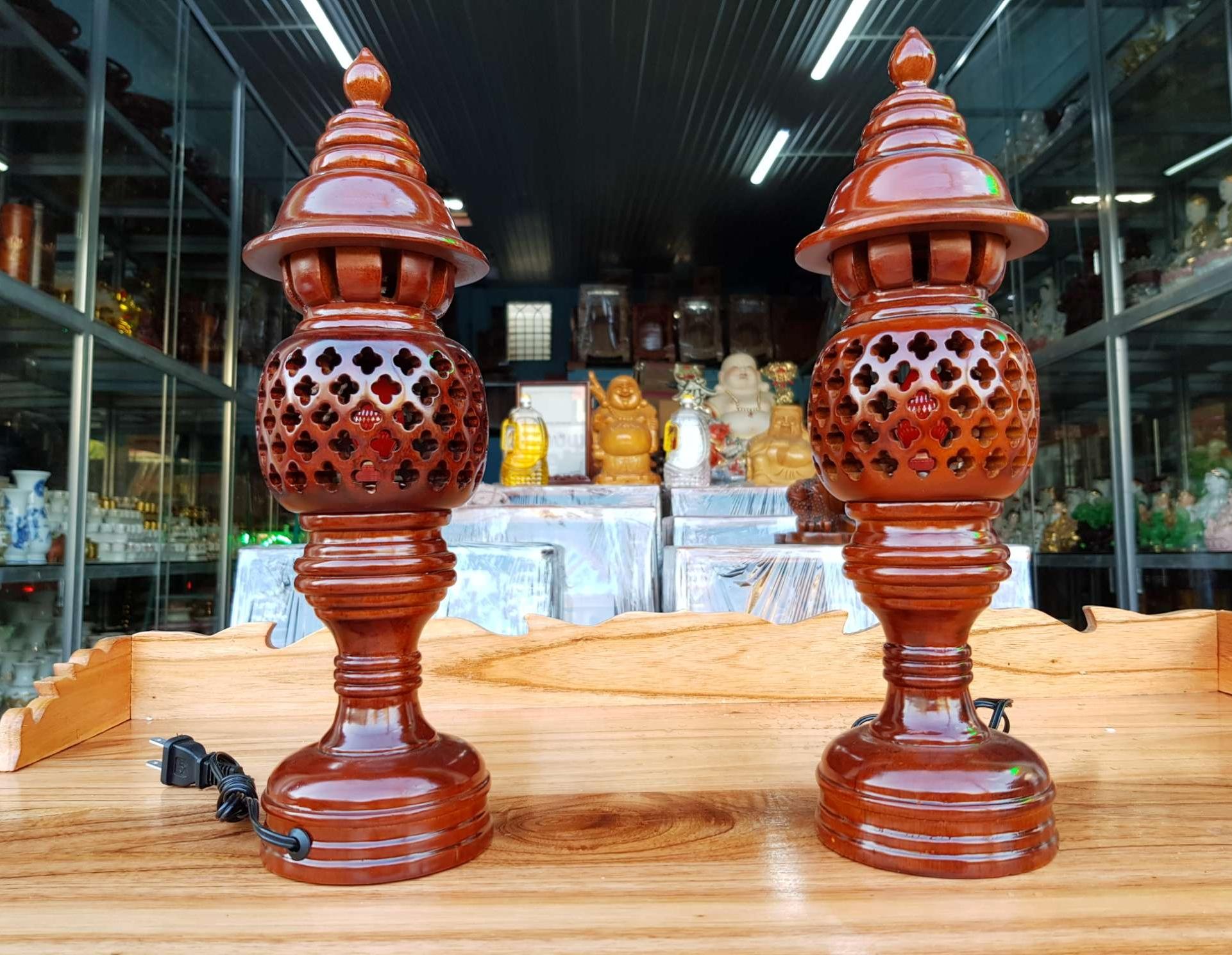 Cặp đèn thờ gỗ tràm bông vàng cao 41 cm