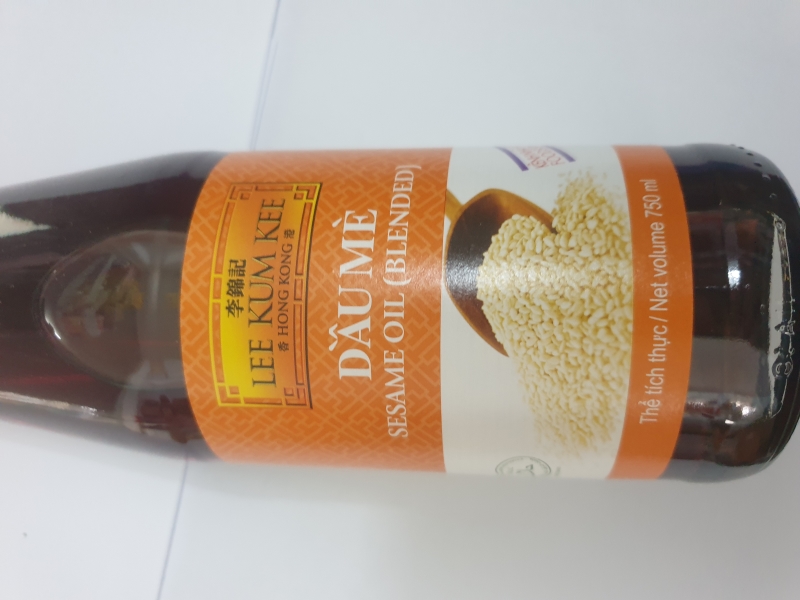 Dầu mè nhãn hiệu lee kum kee chai 750ml
