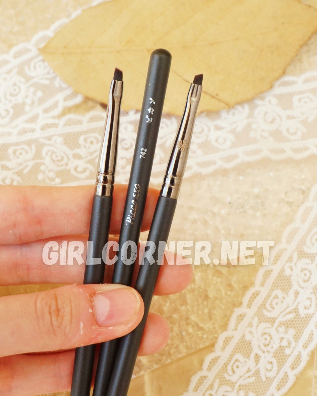 Cọ Kẻ Mắt Gel Piccasso Eyeshadow Brush 742