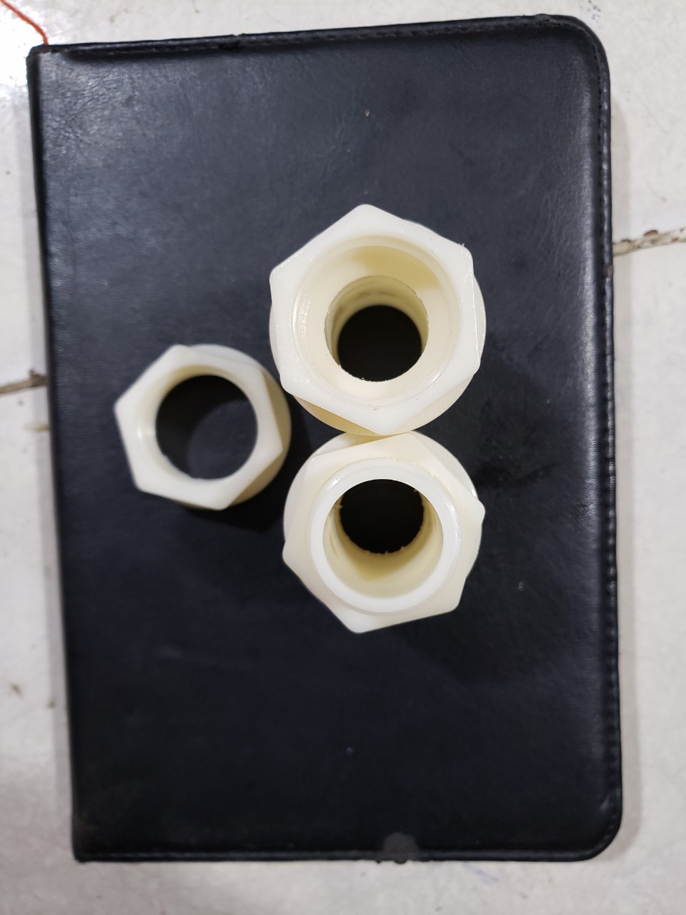 2 cái ốc siết bồn nước phi téc nhựa phi 60