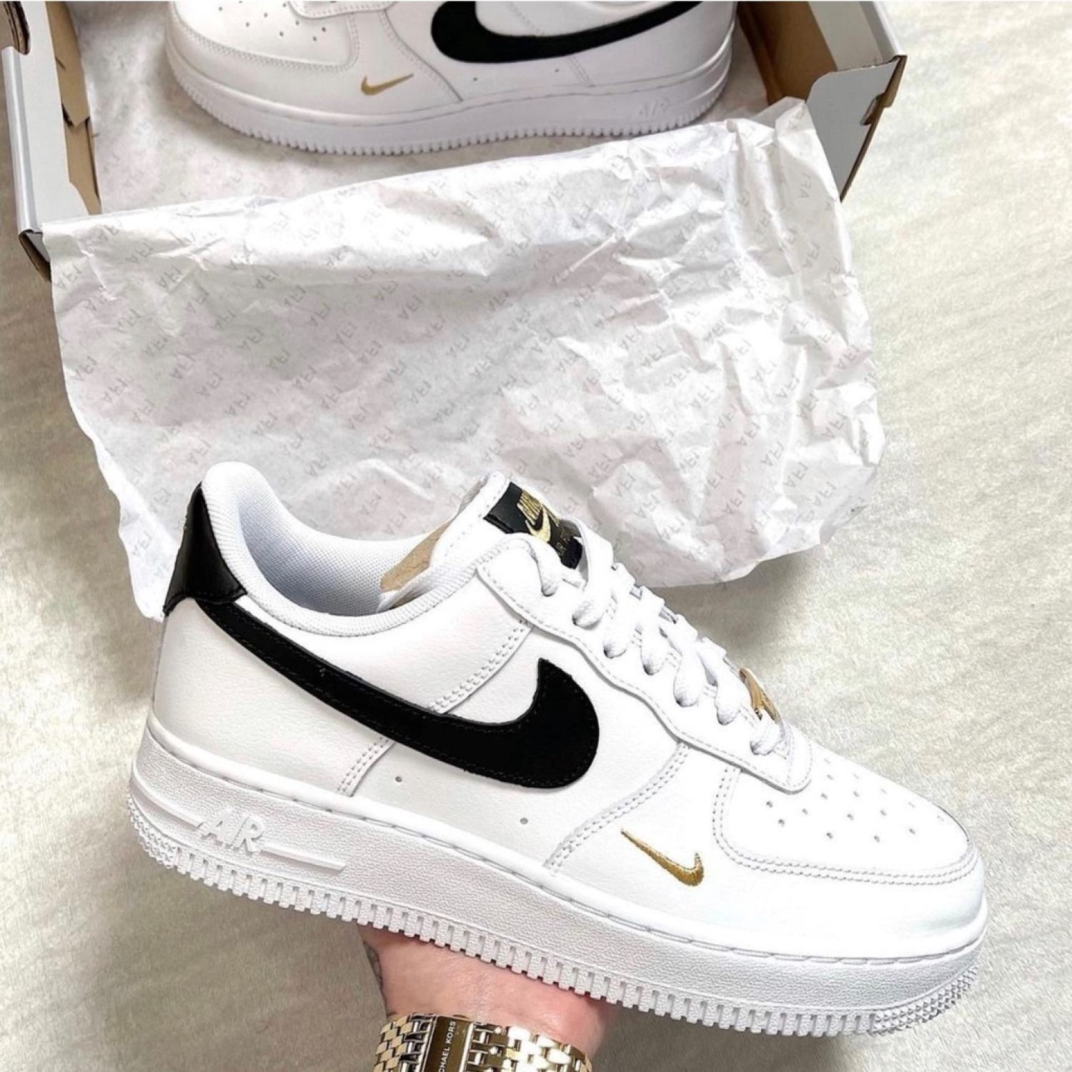 Giày AF1 Trắng Vệt Đen LOGO Vàng, Giày Air Force 1 trắng đen thấp mới full phụ kiện, full size 36-43