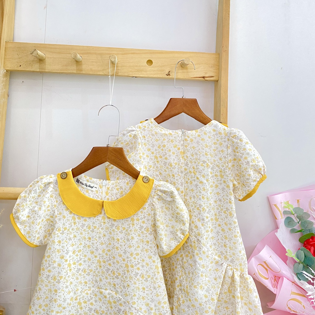 Đầm hoa nhí cổ sen đính nút, ngắn tay