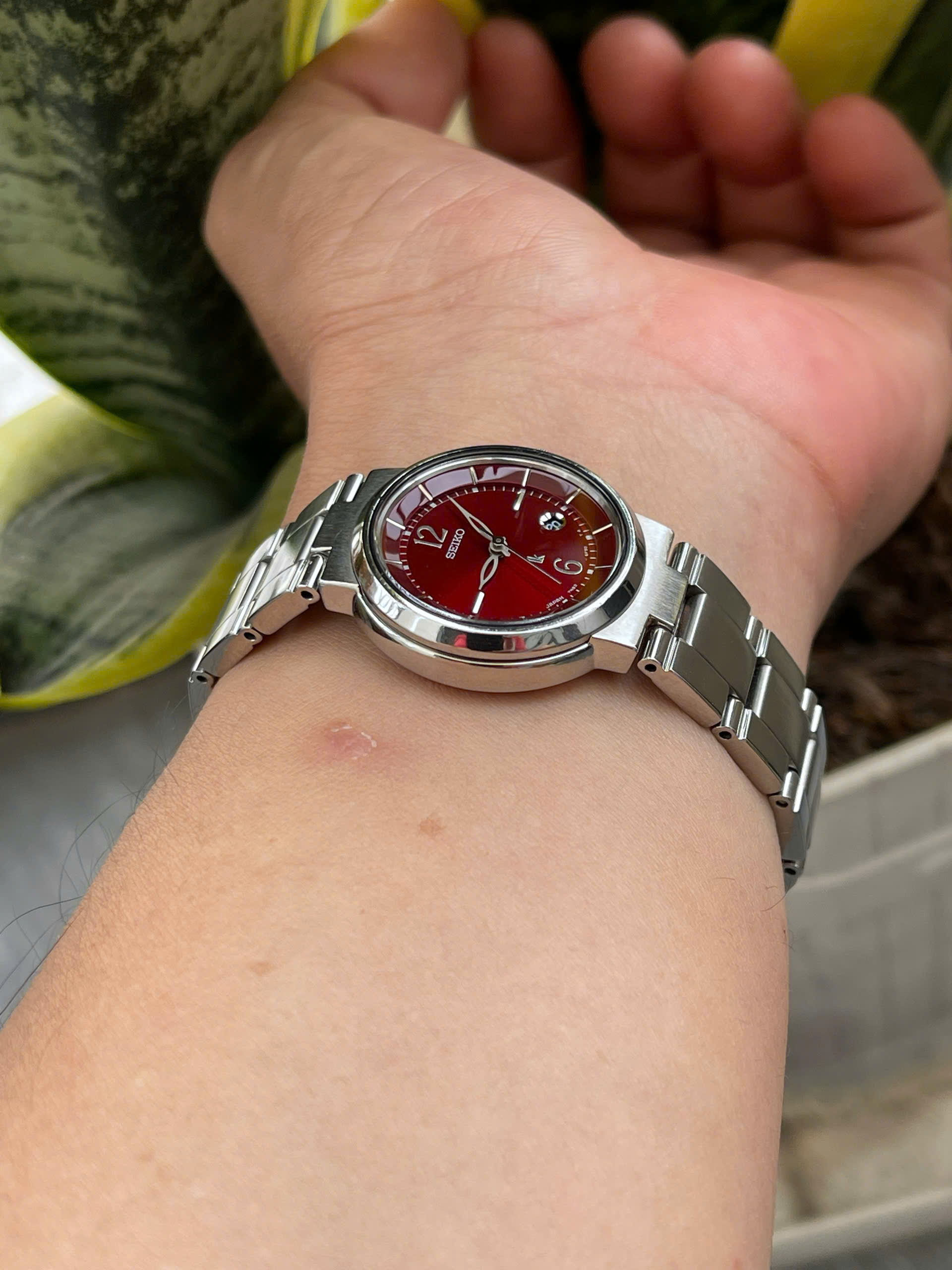 Đồng hồ nữ Seiko LK mặt hồng nhạt kính saphia chạy pin hàng Si