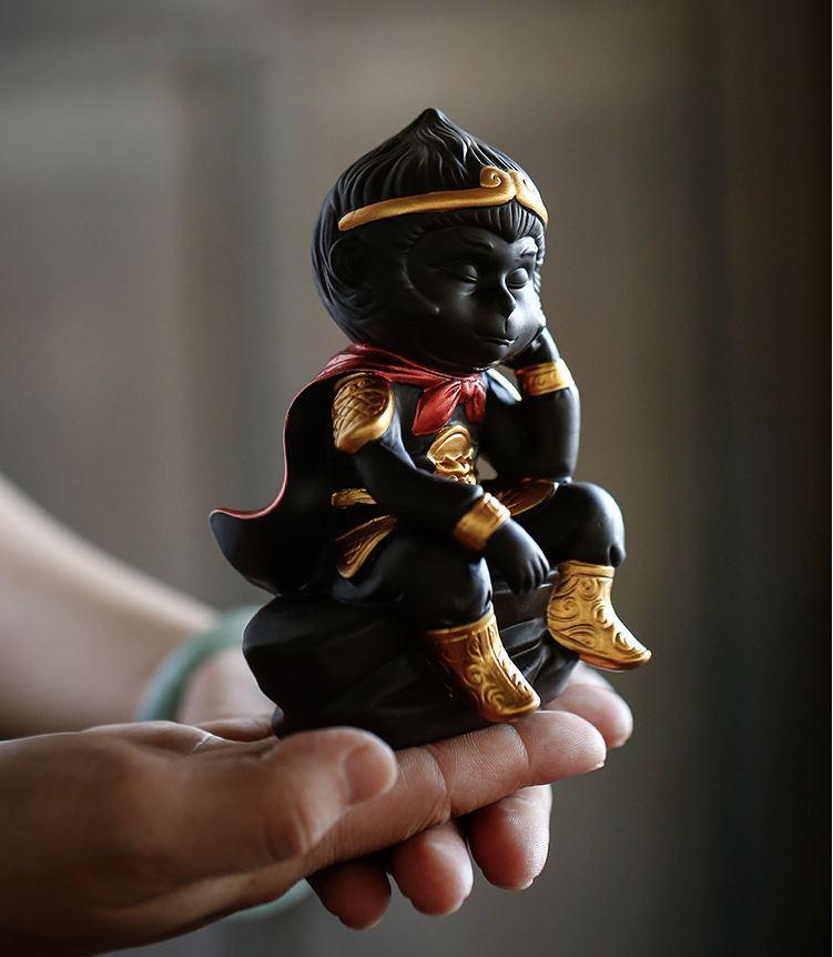 Tượng gốm Tôn Ngộ Không ngủ gật