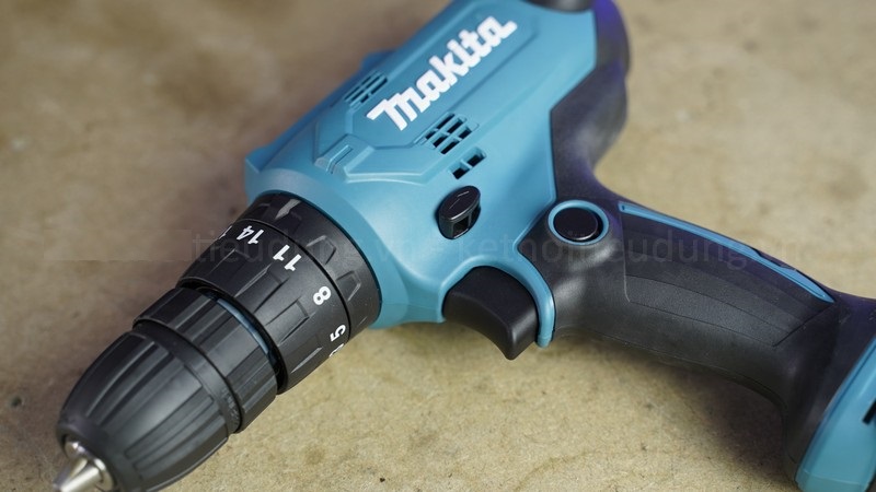 Máy khoan và vặn vít Makita DF0300