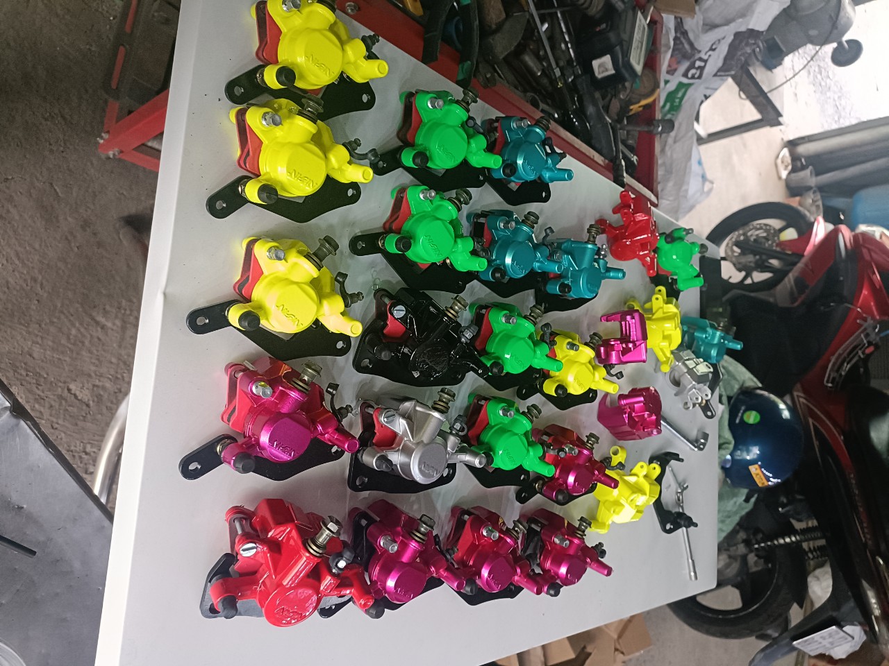 Heo dầu trước xe Sirius 110 đủ màu anh em chọn