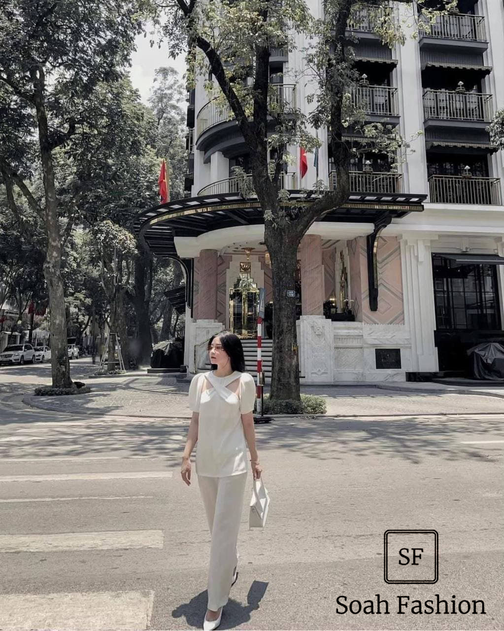 Áo Phom Suông Xoắn Cổ Cut Out