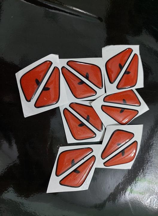 Tem logo mắt khủng long Fendi nổi phản quang