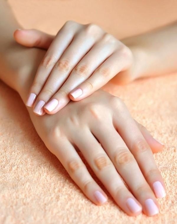 Khô da đôi tay sẽ là nỗi lo lớn của nhiều người, đặc biệt là trong mùa đông. Hãy sử dụng kem dưỡng da tay để giữ ẩm cho đôi bàn tay của bạn luôn mềm mại và đẹp.