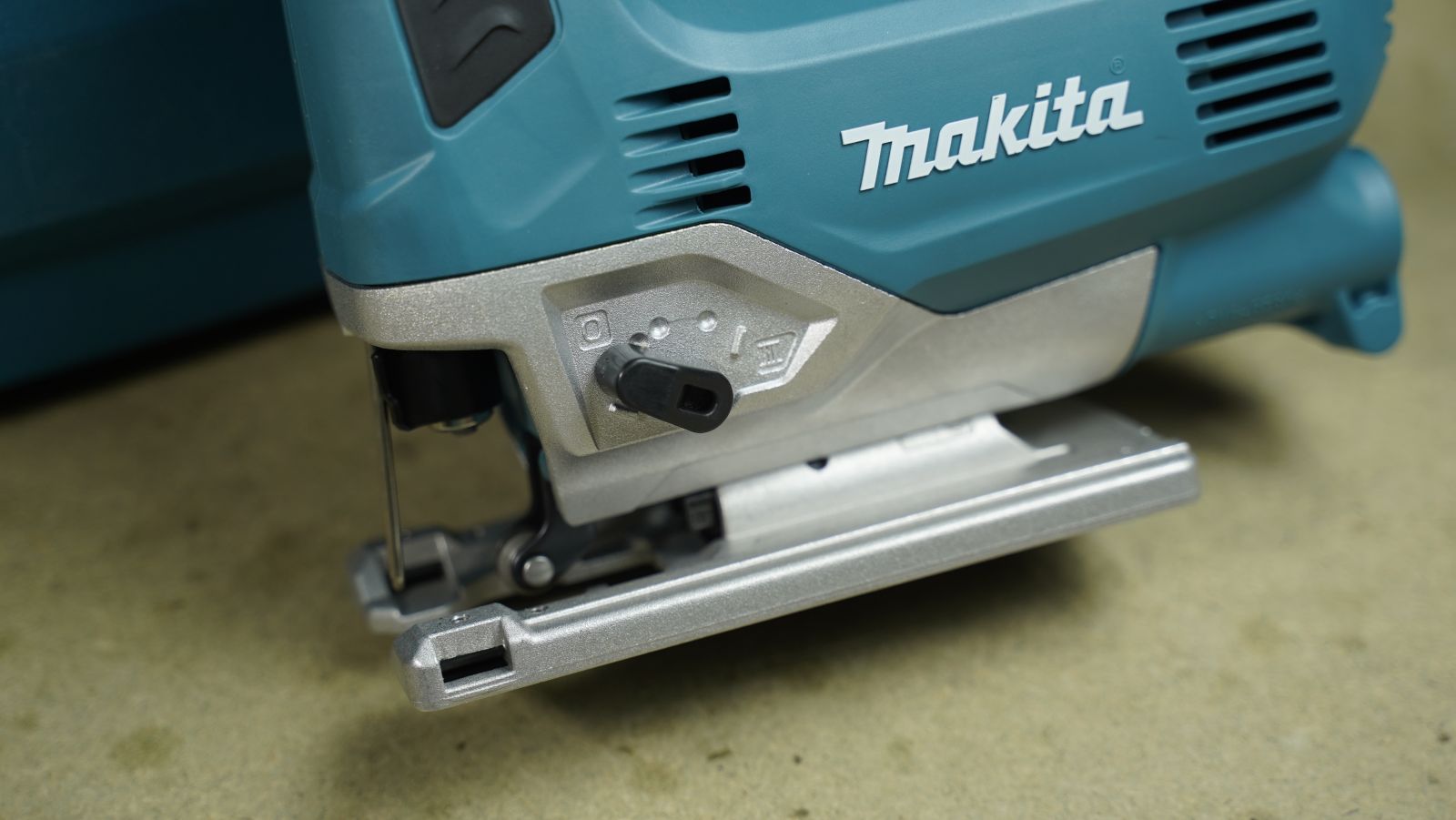 MÁY CƯA LỌNG MAKITA JV0600K