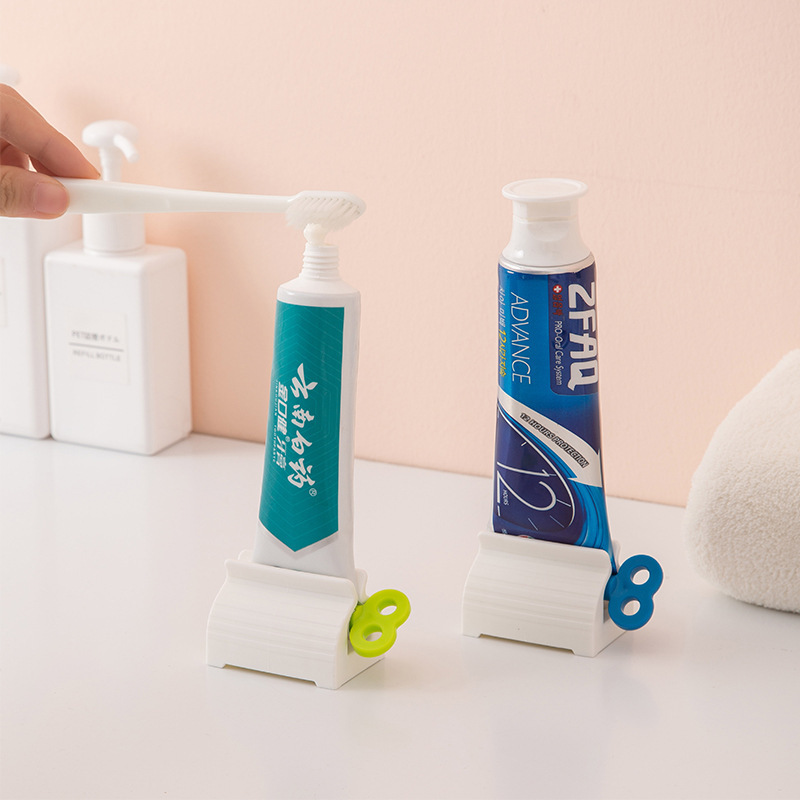 Automatic toothpaste squeezer cleanser