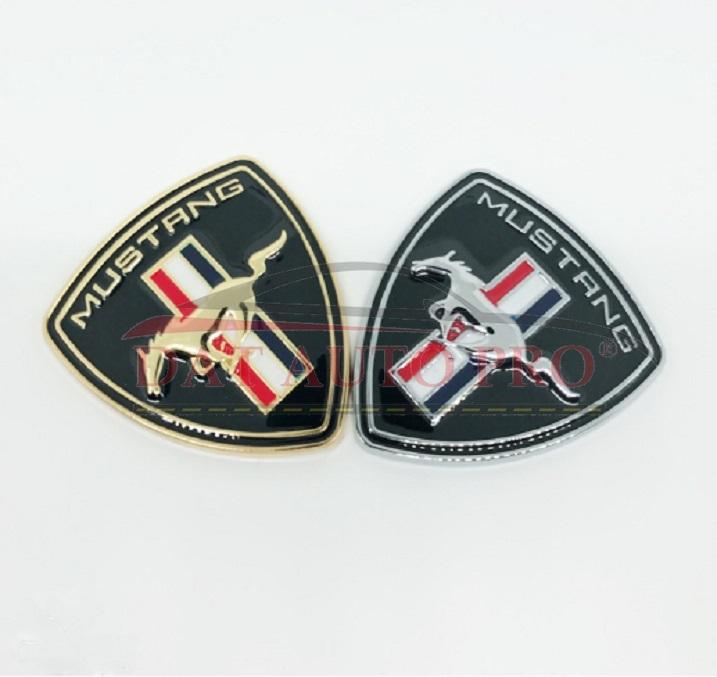 Tem kim loại 3D ford mustang màu inox dán thân xe oto,