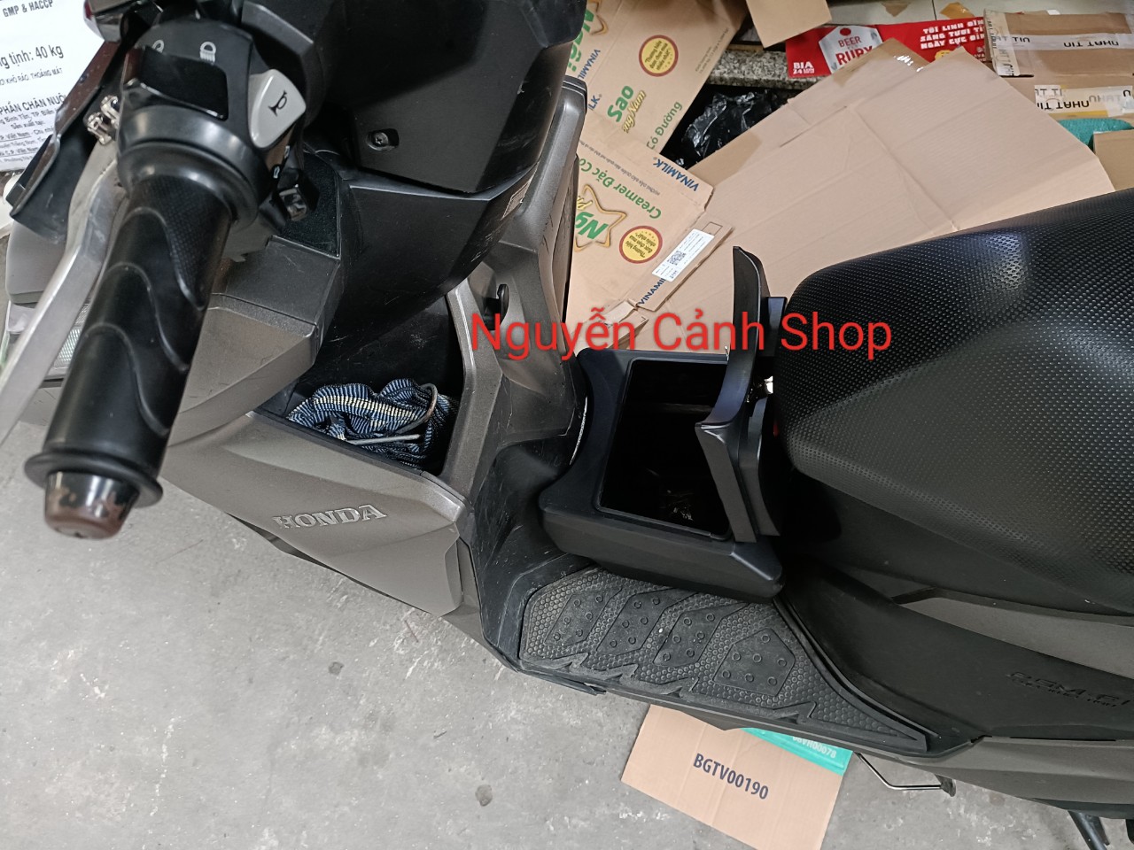 Thùng giữa xe tay ga,đựng đồ tiện lợi