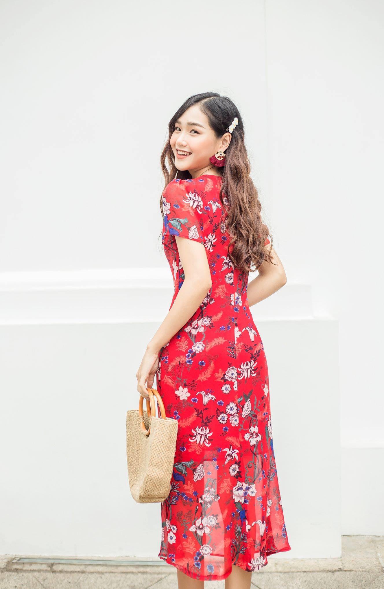 Váy hoa đỏ có cúc dáng dài - GBeauty
