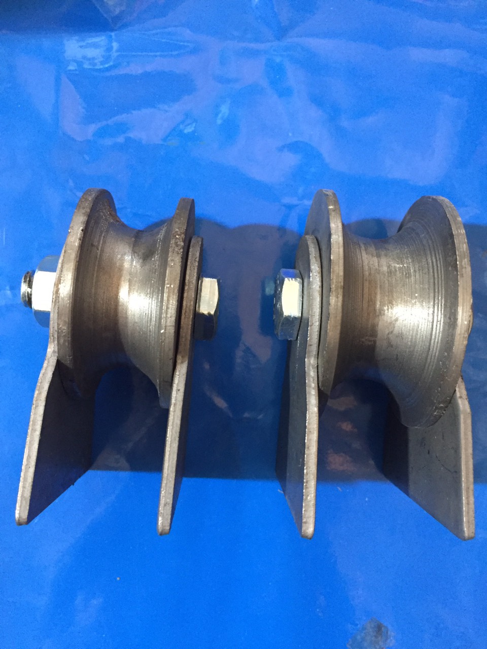 Bánh xe cửa cổng rãnh tròn chạy ống 34. bộ 2 bánh xe cổng dành cho ống 34