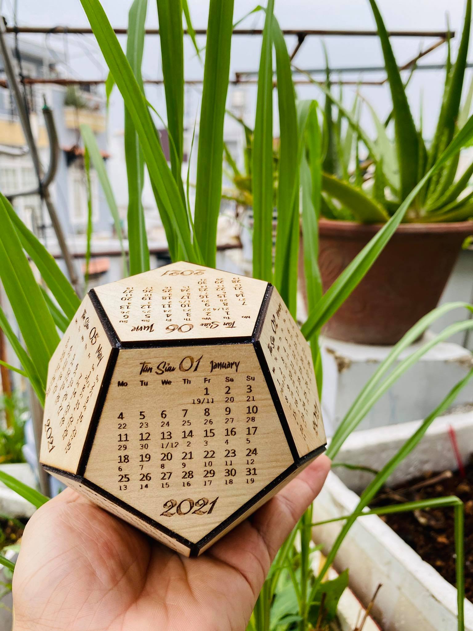 Lịch gỗ để bàn 2021 (12 cạnh lịch âm, dương)