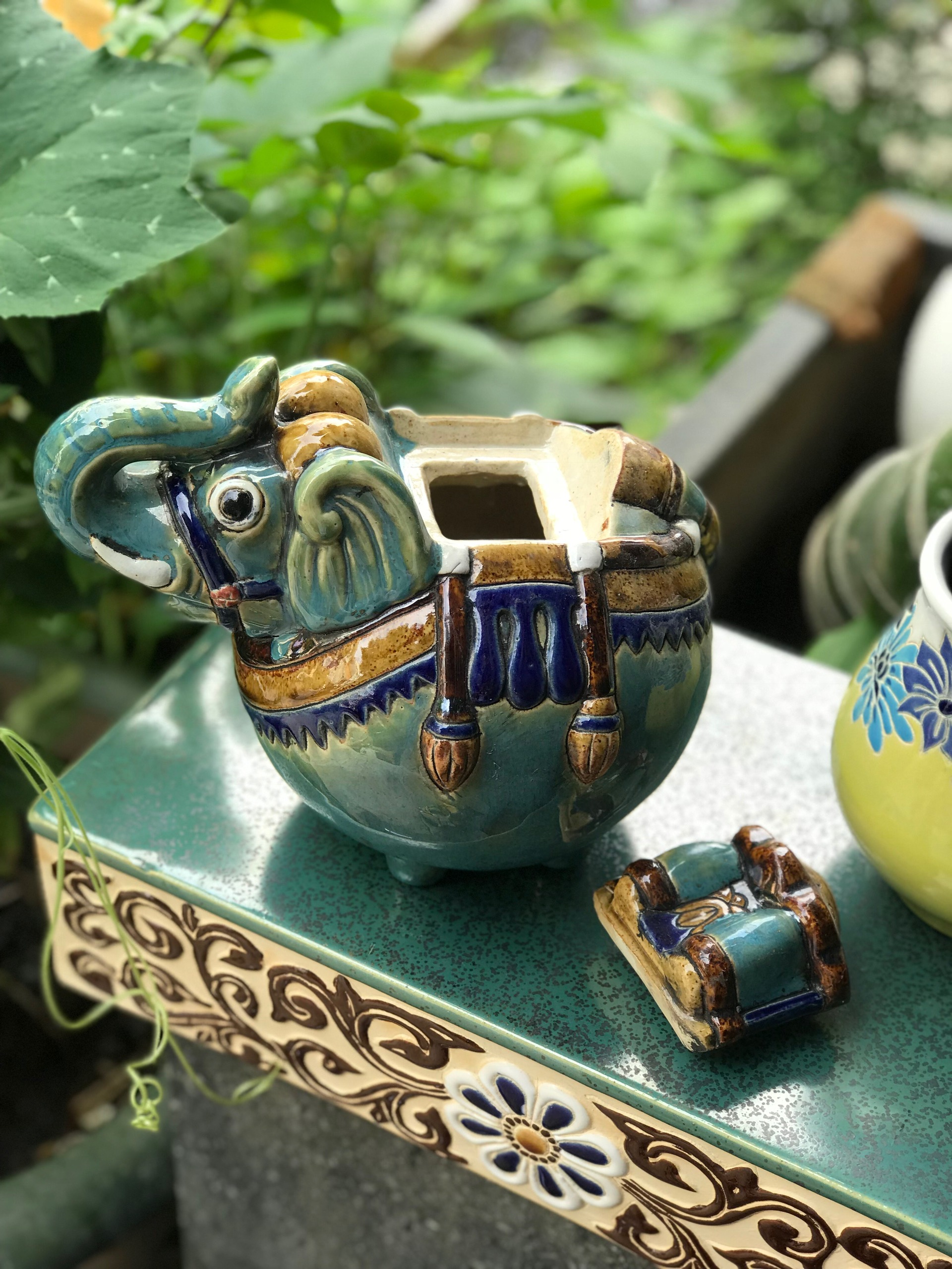 Voi kẹo gốm sứ trang trí Nam Bộ