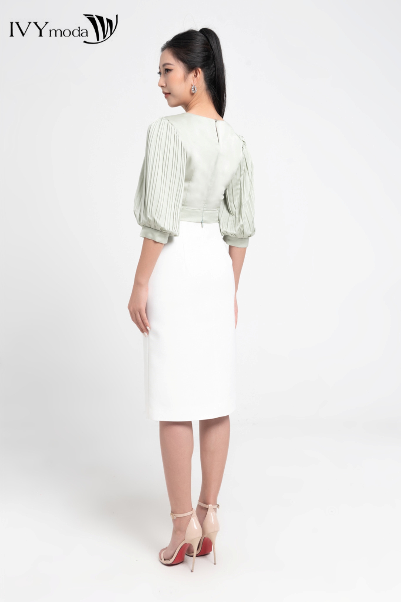 Áo lụa croptop eo cut-out IVY moda MS 16M7911
