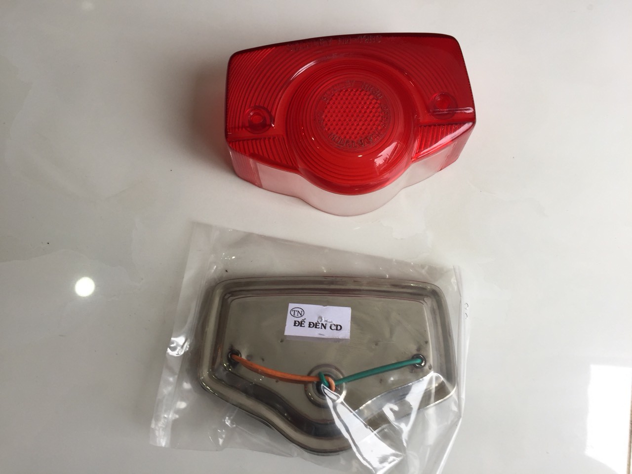 đế + chụp láy (đèn hậu) honda Cd-Cl-CD125 (dùng chung cho cub 81-chaly 70)-loại 1