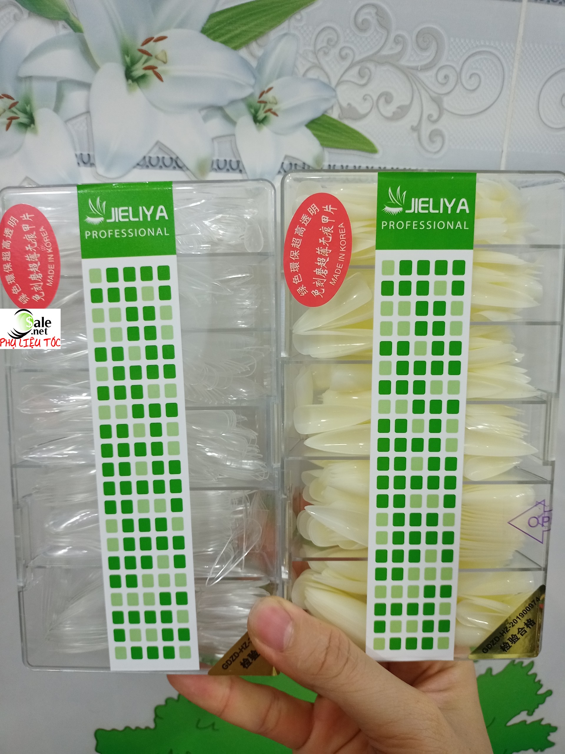 Móng tay up giả loại bầu nhọn có 2 màu đục và trong số lượng 500 móng/hộp