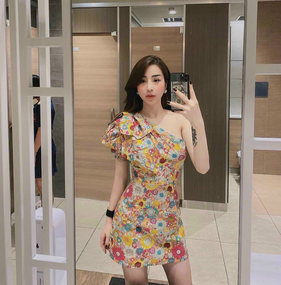 Đầm lệch vai đính nơ in họa tiết