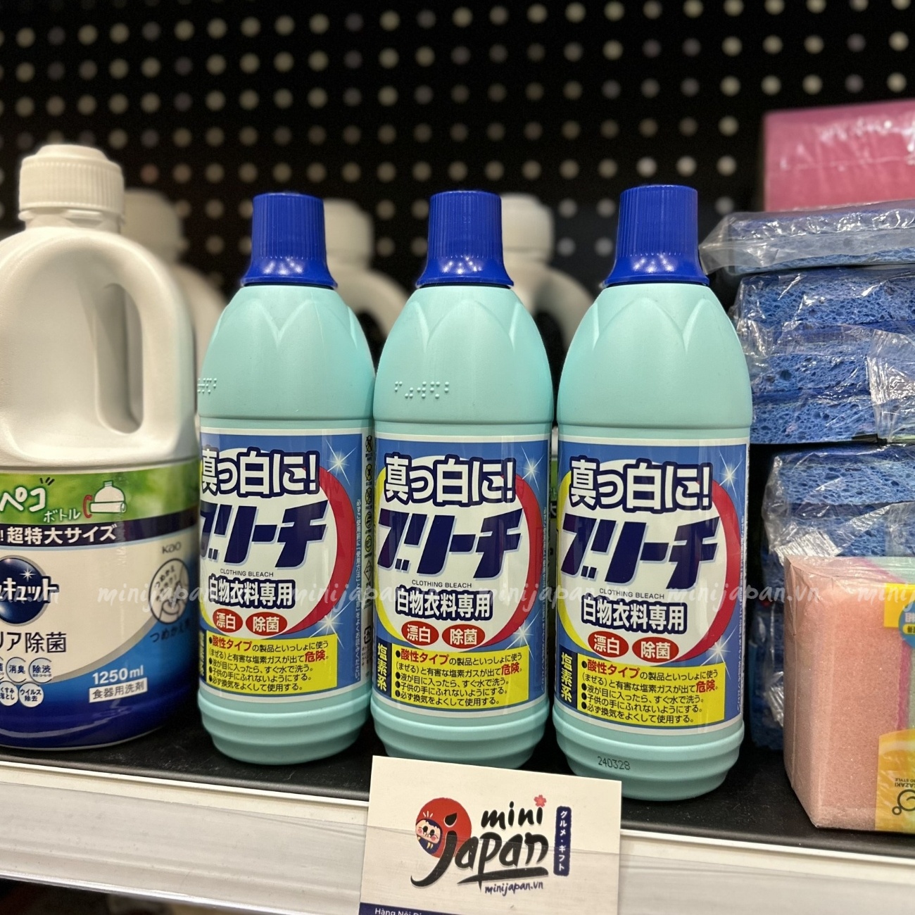 Nước tẩy trắng quần áo 600ml Rocket Nhật Bản