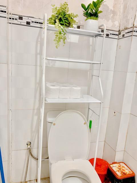 Kệ để đồ sau tolet tiện ích