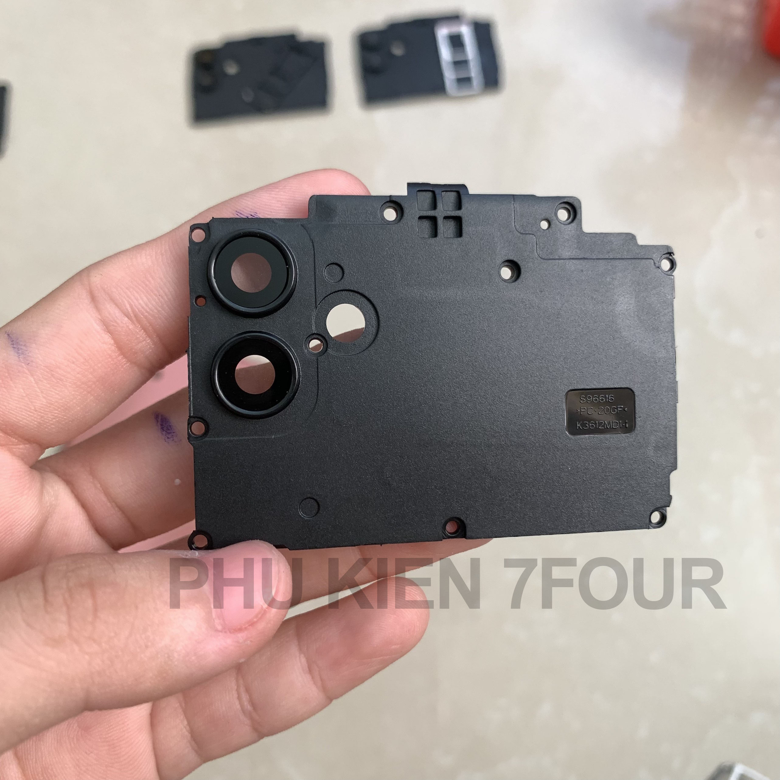Vỏ Nắp Lưng Samsung A04 Có Kính Camera Và Nút - 7Four