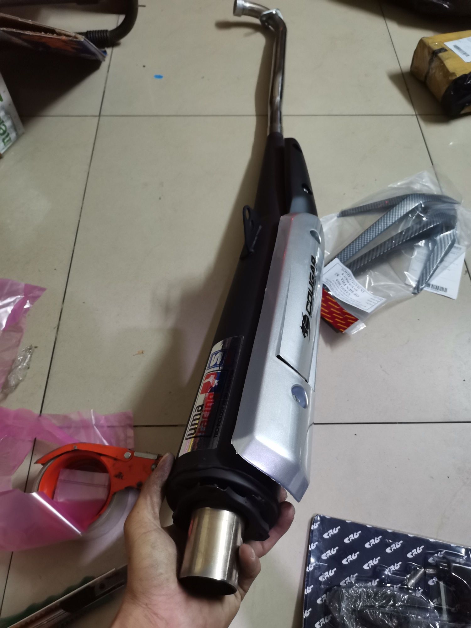 pô xe máy uma v4 1:1 cho sirius rc móc sẵn có che pô