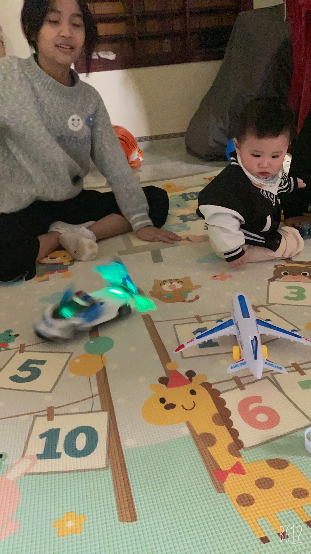 Máy Bay Đồ Chơi Chạy Pin Có Đèn Led Và Âm Thanh
