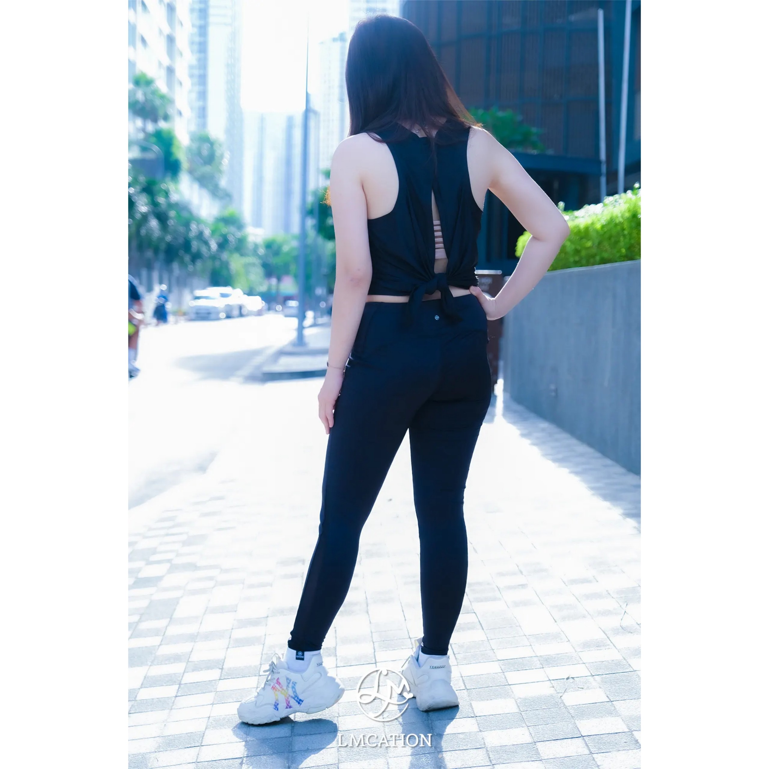 Áo Thun Thể Thao LMcation Josie - Màu Đen