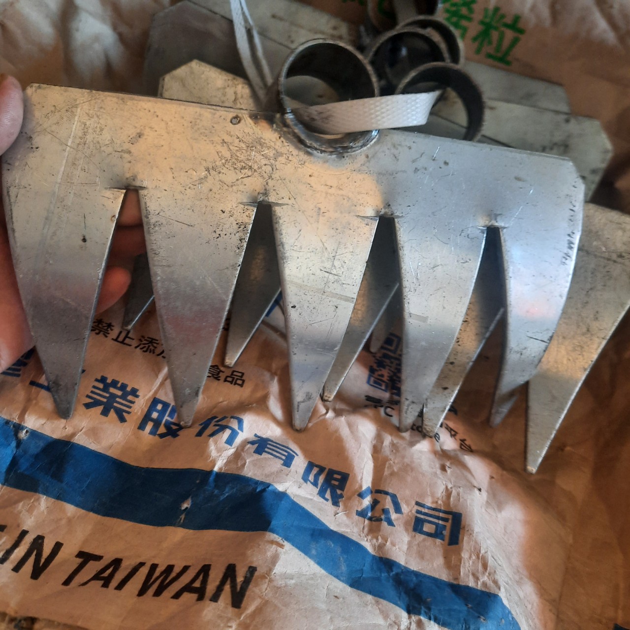 Cào cỏ 5 răng trắng dẹt ( 1 cái)
