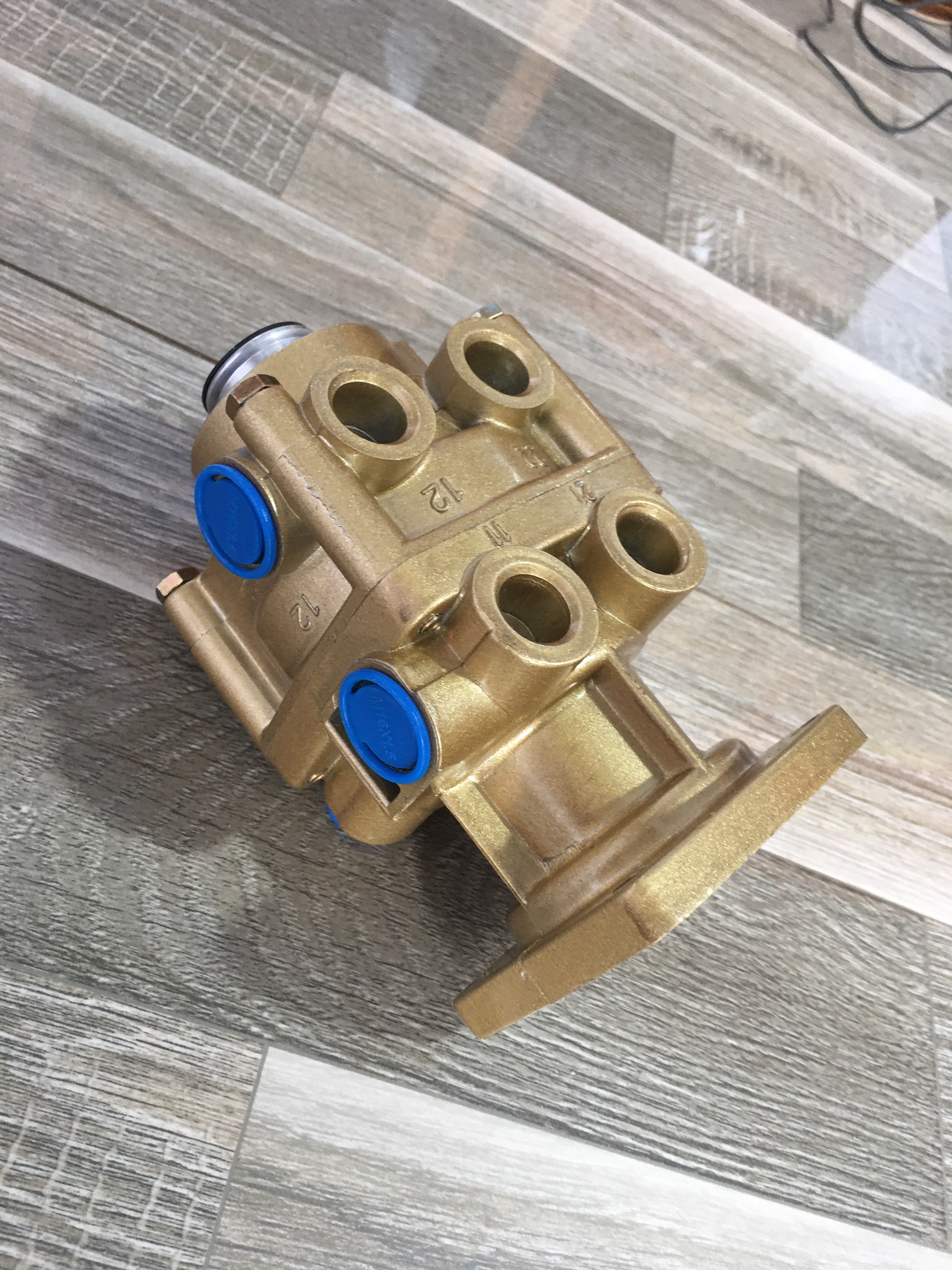 Tổng phanh hơi 6 lỗ EQ153 vàng Rin