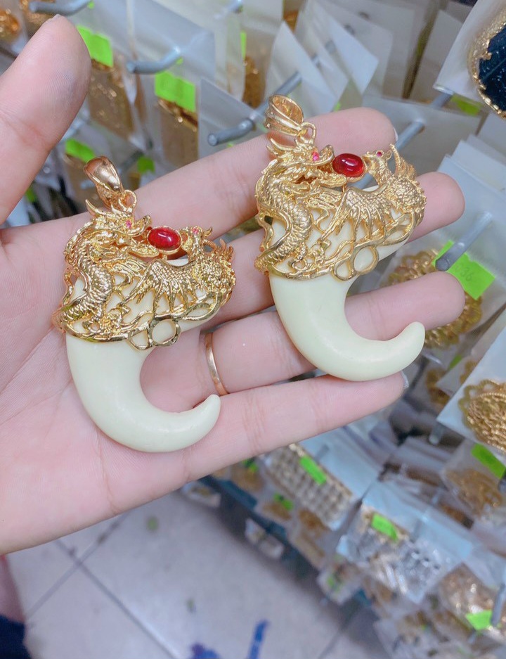 Mặt dây chuyền nanh heo nhân tạo bọc đầu rồng ngậm ngọc đỏ mạ vàng 100123 - mặt dây chuyền đẹp