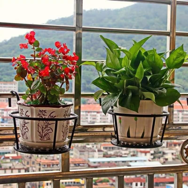 Giỏ treo chậu hoa ban công bằng sắt sơn tĩnh điện không gỉ tô điểm cho ban công vua nhựa