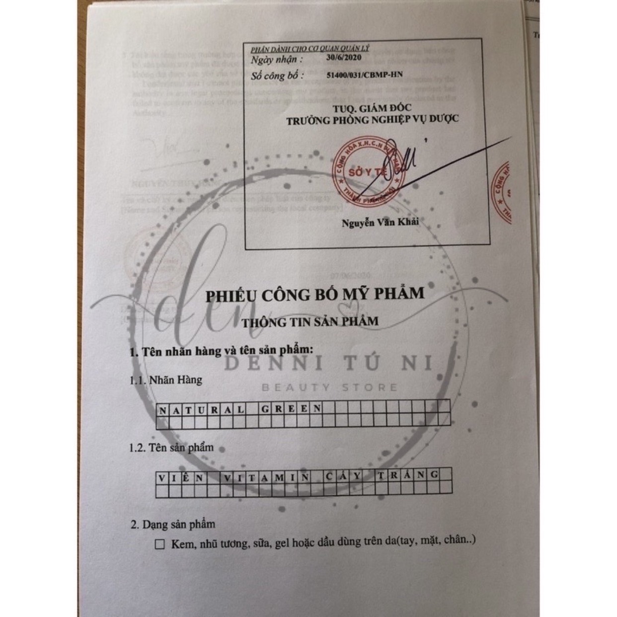 Lẻ chai nước đỏ kích trắng pha kem