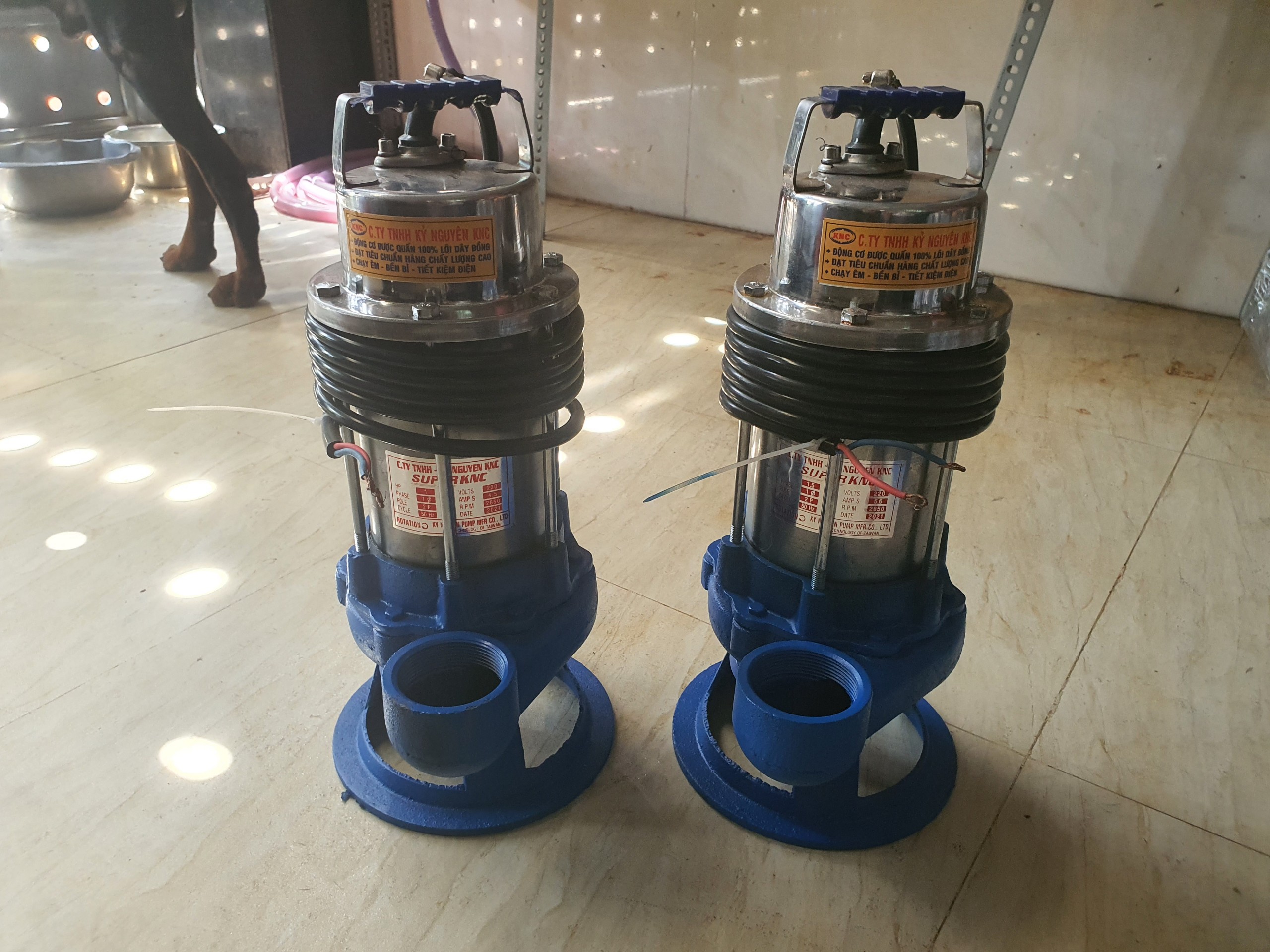 Bơm chìm 1.5hp , chân kiềng hút bùn, họng ống 60