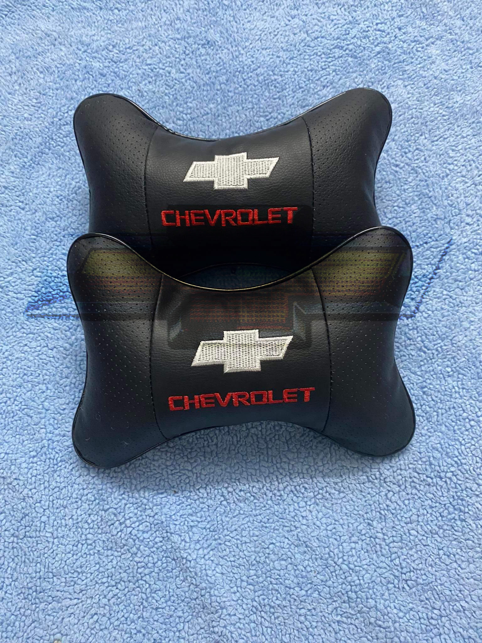 Gối tựa đầu bằng da cho ghế xe ô tô có gắn logo của các hãng xe nổi tiếng