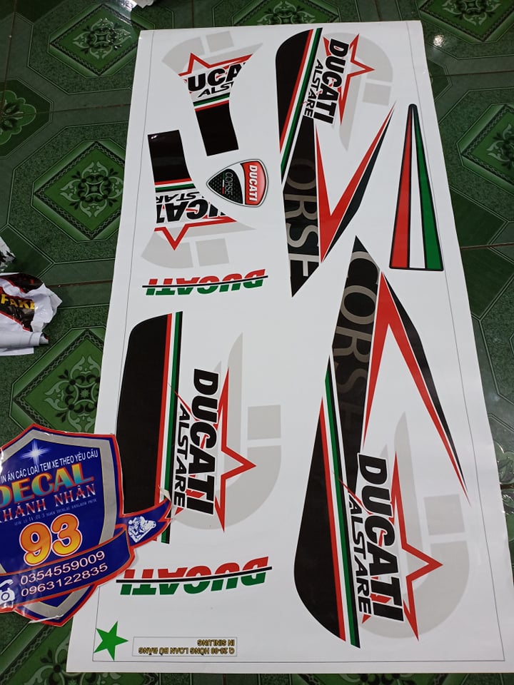tem rời vespa ducati đen xe trắng