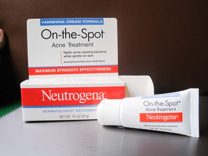 Kem Thoa Mụn Neutrogena On The Spot Acne Treatment