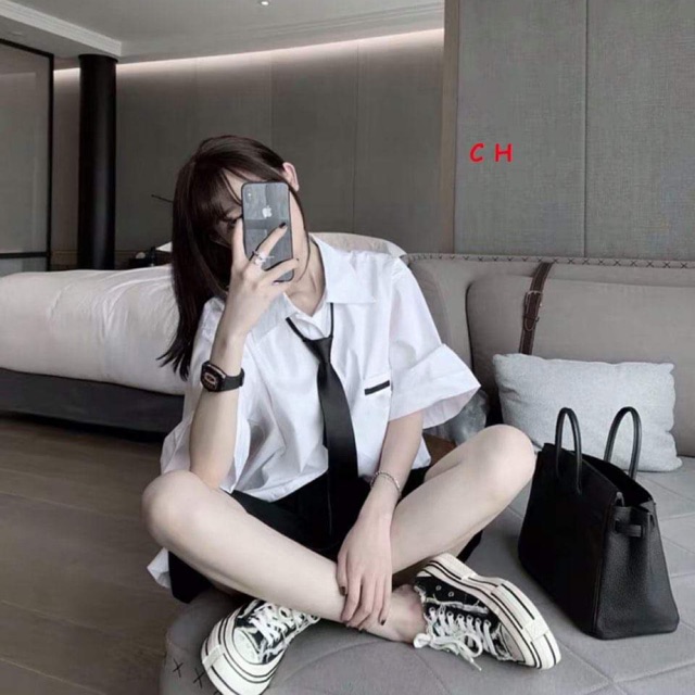 Áo sơ mi logo đen túi ngực COH0220