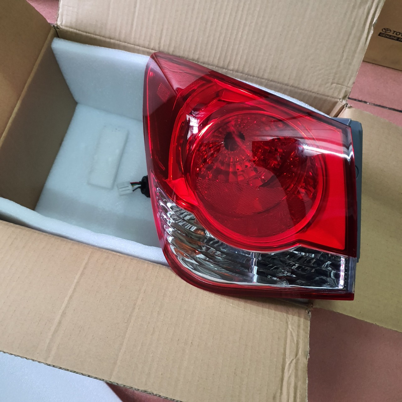 Đèn hậu Cruze 2010 ( Mảnh ngoài )