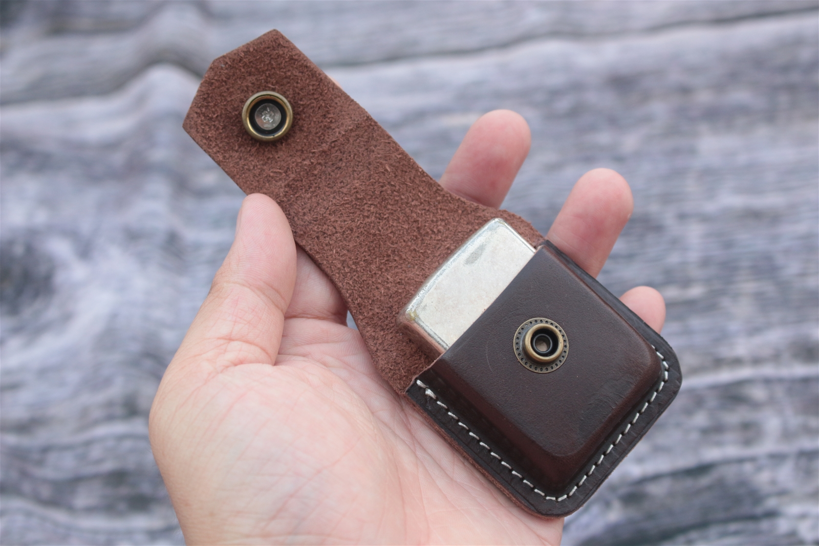 Bao Da Đựng Bật Lửa Zippo Có Nút Đồng Nổi ( Có Thể Đeo Thắt Lưng )