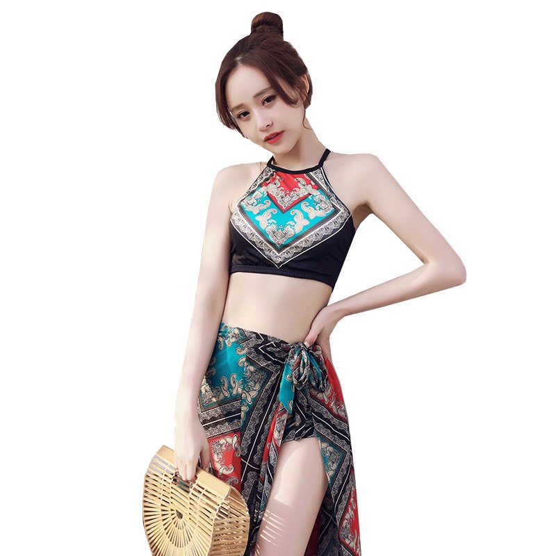 Bộ bikini áo yếm kèm khăn