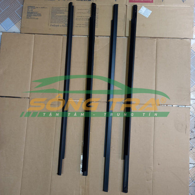 NẸP CHÂN KÍNH NGOÀI DAEWOO LACETTI ( GIÁ MỘT BỘ 4 CÁI)