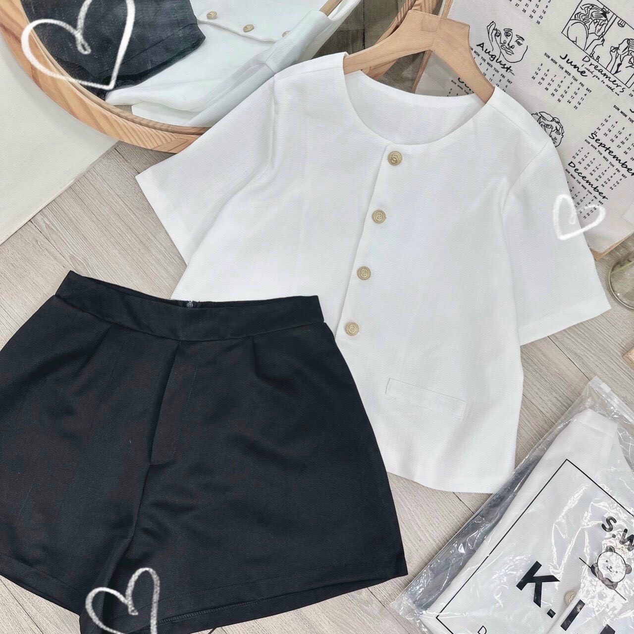 Set áo trắng cổ tròn phối nút mix quần short đen
